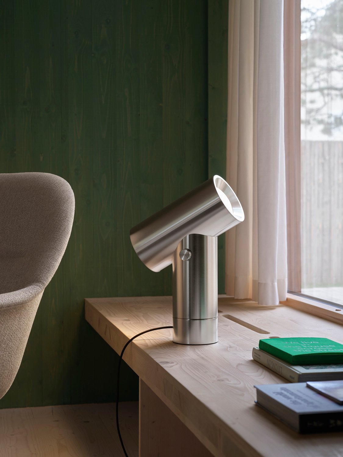 /cdn-cgi/image/width=1500,quality=85,format=auto/globalassets/content-media/images/01.-lifestyle-images/january-25/beam-table-lamp-45-polished-alumnium-low-res.jpg