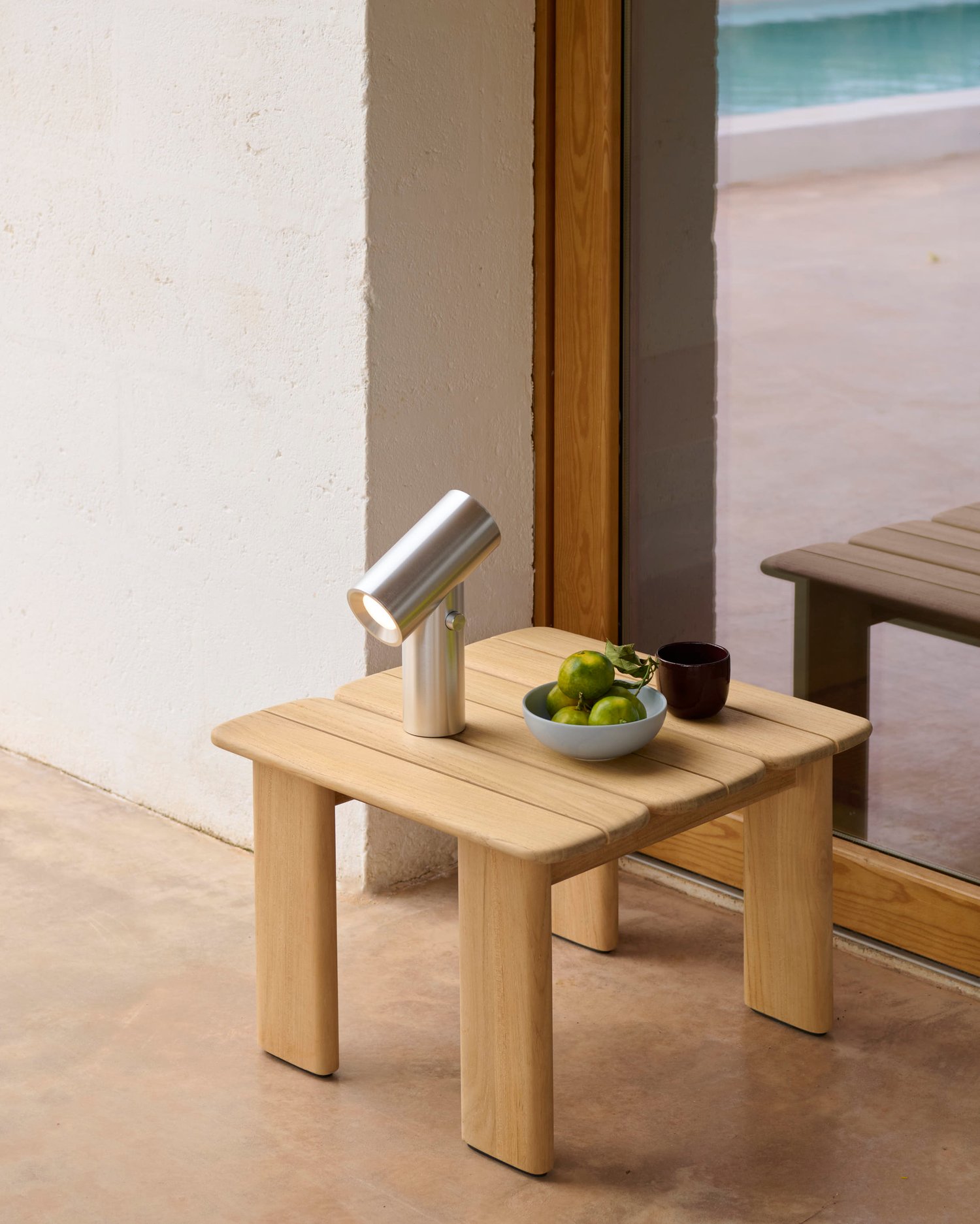 /cdn-cgi/image/width=1500,quality=85,format=auto/globalassets/content-media/images/01.-lifestyle-images/january-26/assemble-coffee-table-55-55-teak-beam-portable-lamp-polished-aluminumlow-res.jpg