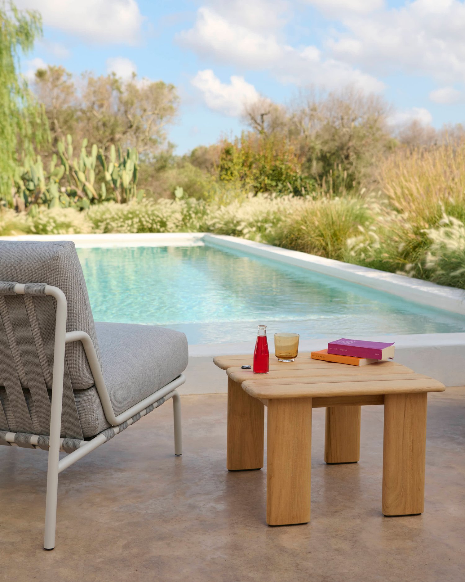 /cdn-cgi/image/width=1500,quality=85,format=auto/globalassets/content-media/images/01.-lifestyle-images/january-26/assemble-coffee-table-teak-55-settle-lounge-chair-grey-delta-47low-res.jpg