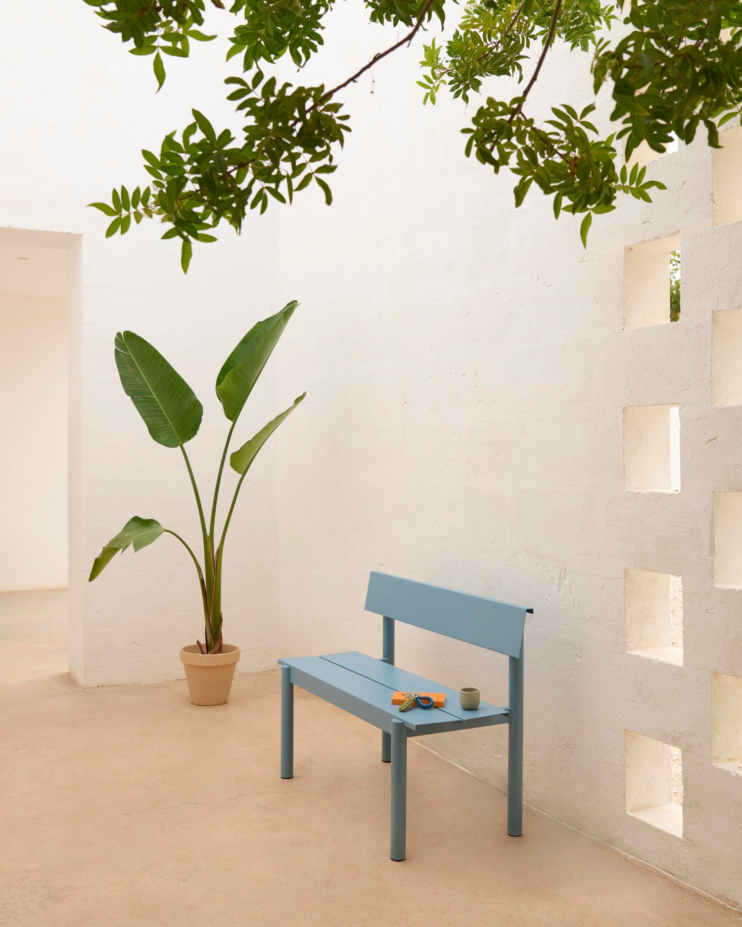 /cdn-cgi/image/width=1500,quality=85,format=auto/globalassets/content-media/images/01.-lifestyle-images/january-26/linear-steel-bench-w-backrest-pale-blue-110-cm-1low-res.jpg