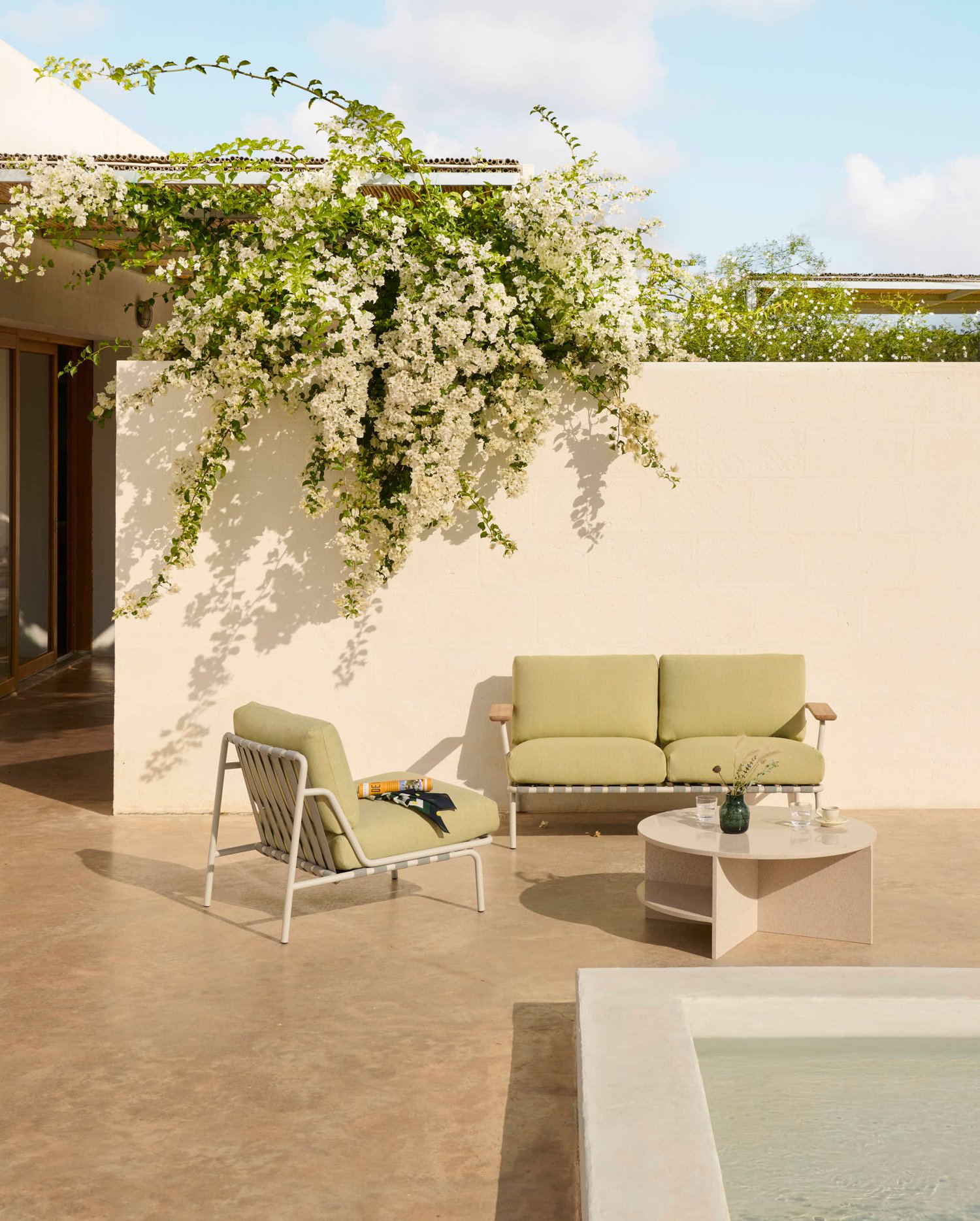 /cdn-cgi/image/width=1500,quality=85,format=auto/globalassets/content-media/images/01.-lifestyle-images/january-26/settle-sofa-2-seater-w-armrest-delta-26-lounge-chair-laze-1-grey-halves-coffee-table-light-taupe-silentlow-res.jpg