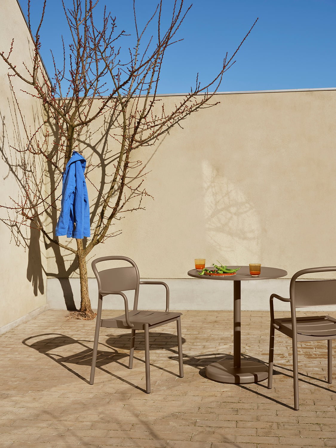 /cdn-cgi/image/width=1500,quality=85,format=auto/globalassets/content-media/images/01.-lifestyle-images/semptember-25/linear-steel-armchair-cafe-table-taupe-raise-glass-burnt-orange-low-res.jpg