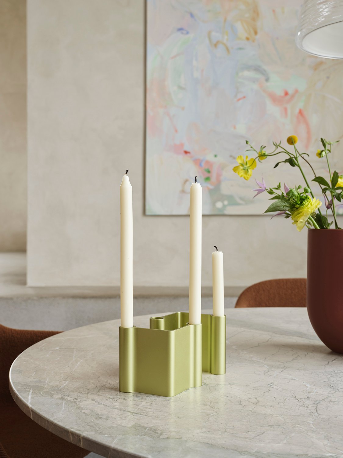 /cdn-cgi/image/width=1500,quality=85,format=auto/globalassets/content-media/images/01.-lifestyle-images/september-25/pair-green-11-midst-grey-marble-140-fiber-armchair-hearth-4-low-res.jpg