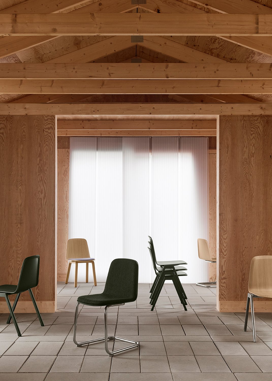 /cdn-cgi/image/width=1500,quality=85,format=auto/globalassets/content-media/images/01.-lifestyle-images/september-26/brink-a-base-dark-olive-oak-alu-cantilever-dark-olive-hearth-9-chrome-oak-chrome-wood-oak-delta-43-low-res.jpg