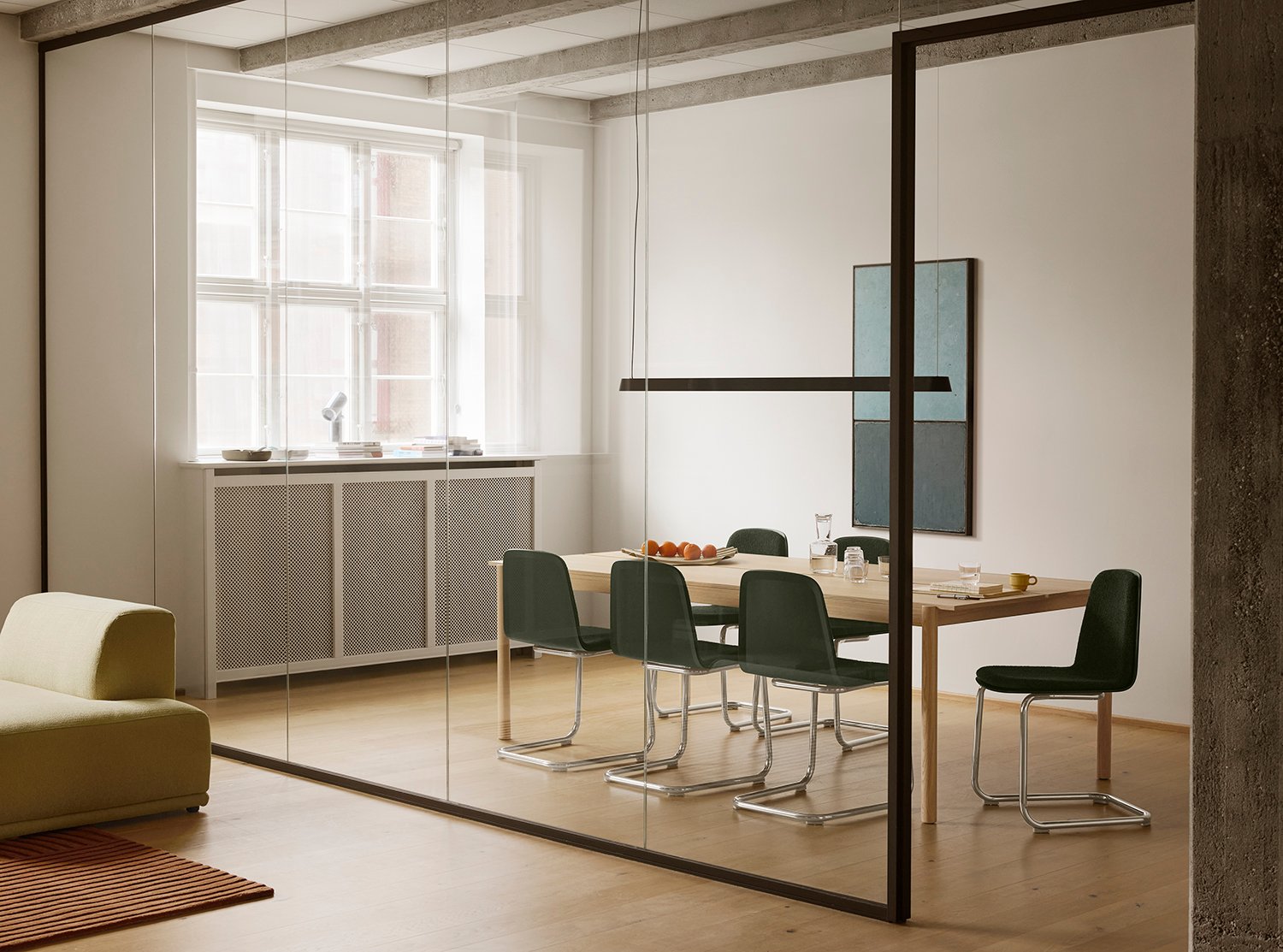 /cdn-cgi/image/width=1500,quality=85,format=auto/globalassets/content-media/images/01.-lifestyle-images/september-26/brink-cantilever-hearth-09-dark-olive-linear-system-table-oak-linear-pendant-outline-soft-ecriture-410-low-res.jpg