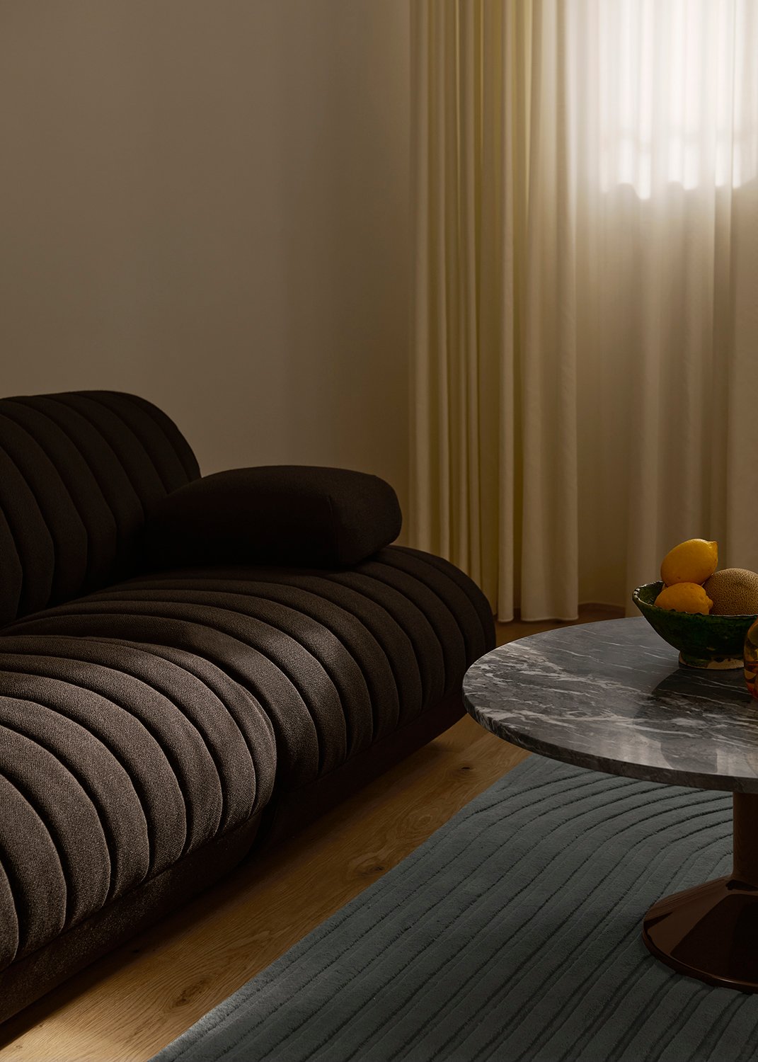 /cdn-cgi/image/width=1500,quality=85,format=auto/globalassets/content-media/images/01.-lifestyle-images/september-26/coltre-2-seater-armrest-cushion-vidar-4-386-midst-coffee-grey-marble-relevo-quattro-off-white-low-res.jpg