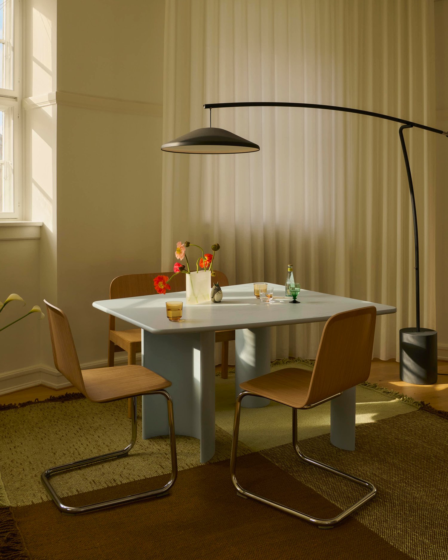 /cdn-cgi/image/width=1500,quality=85,format=auto/globalassets/content-media/images/01.-lifestyle-images/september-26/contra-re-norm-light-blue-brink-cantilever-oak-workshop-bench-ridge-verso-pale-green-warm-brown-low-res.jpg