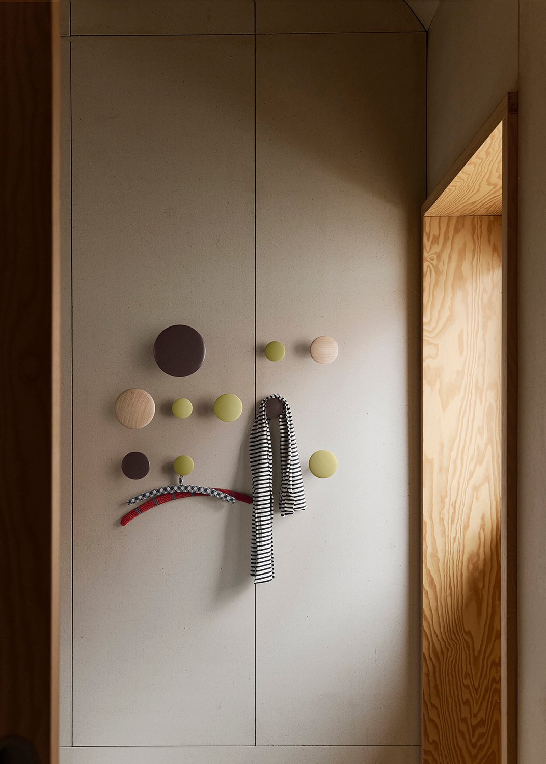 /cdn-cgi/image/width=1500,quality=85,format=auto/globalassets/content-media/images/01.-lifestyle-images/september-26/dots-wood-oak-yellow-beige-light-olive-brown-red-low-res.jpg
