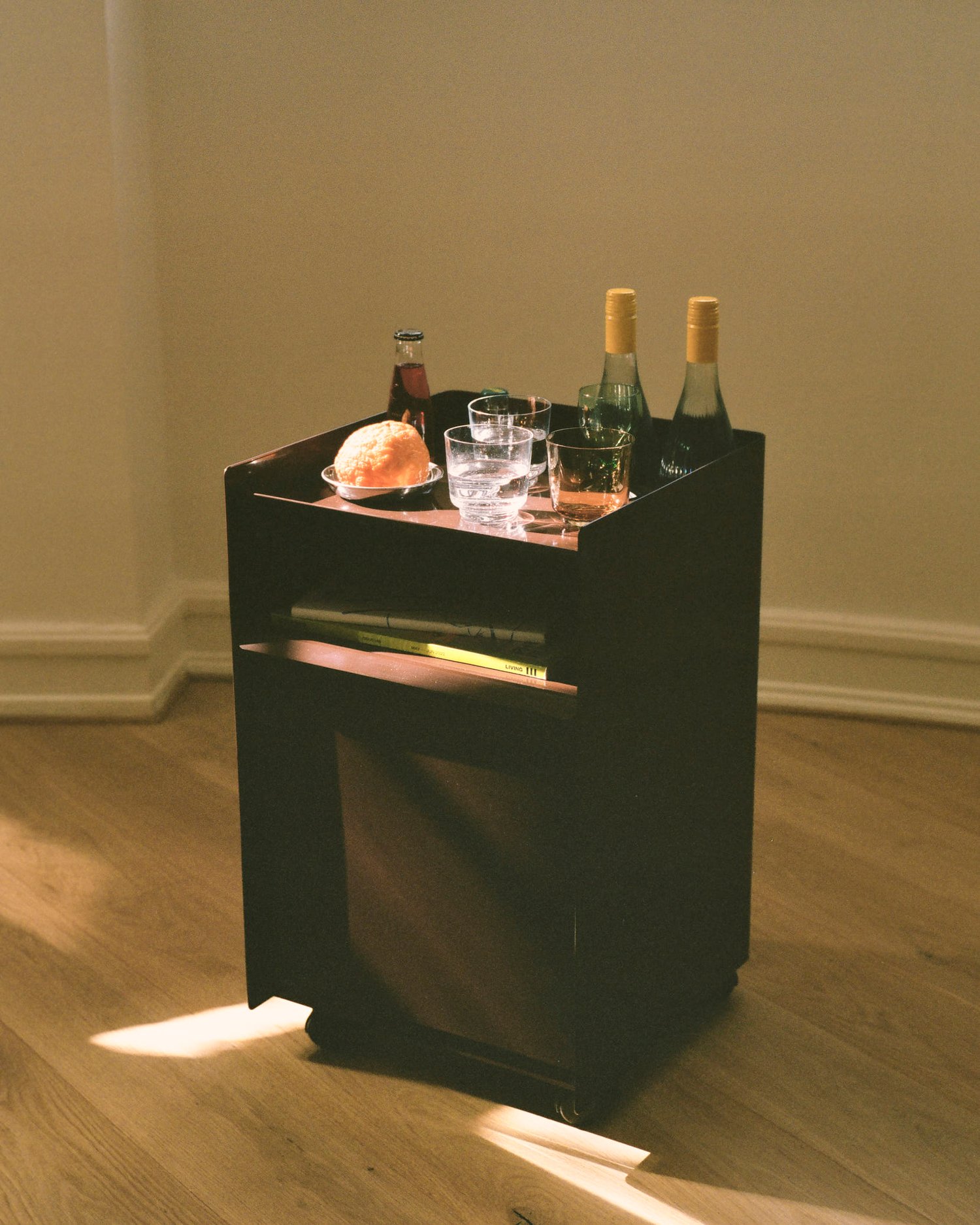 /cdn-cgi/image/width=1500,quality=85,format=auto/globalassets/content-media/images/01.-lifestyle-images/september-26/editorial-folded-trolley-62-dark-red-raise-glass-clear-burnt-orangelow-res.jpg