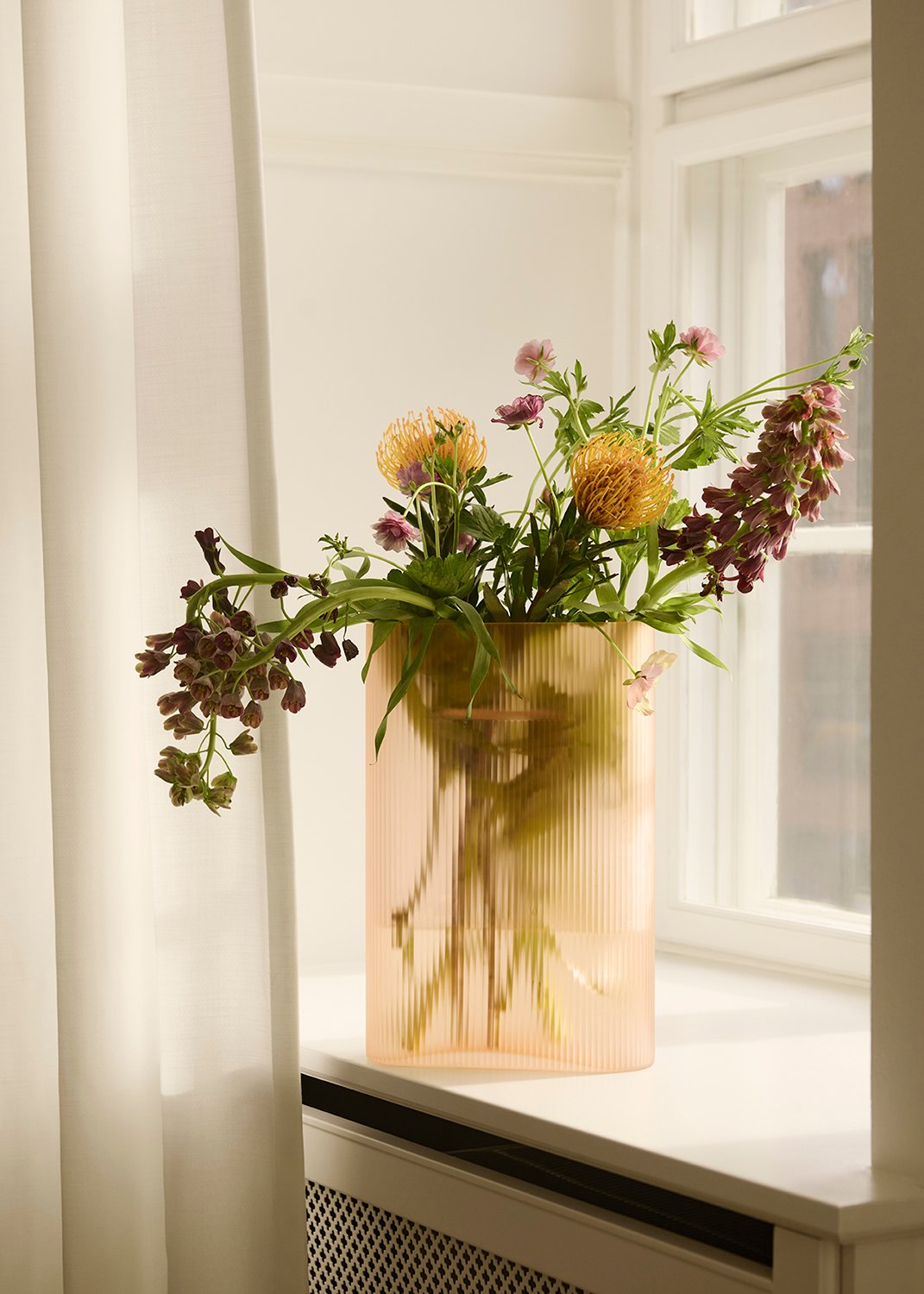 /cdn-cgi/image/width=1500,quality=85,format=auto/globalassets/content-media/images/01.-lifestyle-images/september-26/ridge-vase-35-light-orange-low-res.jpg