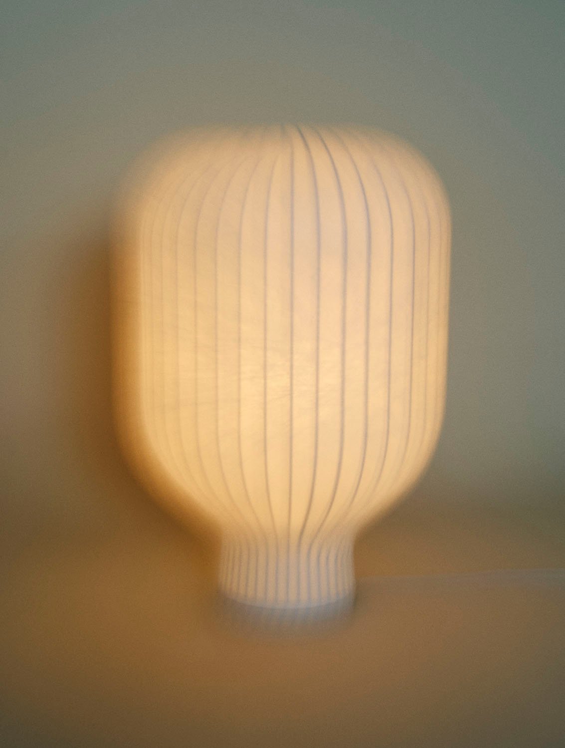 /cdn-cgi/image/width=1500,quality=85,format=auto/globalassets/content-media/images/02.-concept-images/concept-strand-table-lamp_1133x1500-muuto.jpg