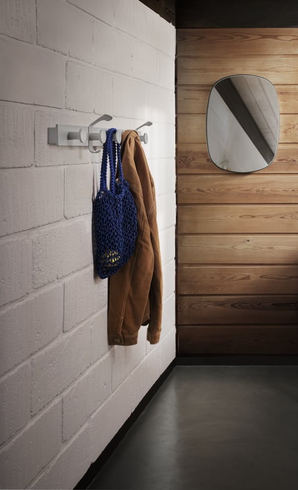 /cdn-cgi/image/width=1500,quality=85,format=auto/globalassets/content-media/images/accessories/hangers/avail-coat-rack-grey-framed-mirror-dark-green-muuto-org.png