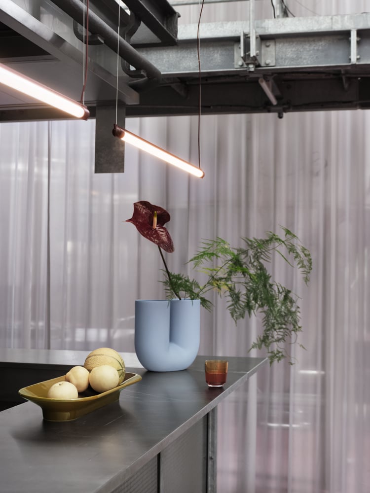 fine-suspension-lamp-90-deep-red-mere-bowl-brown-green-kink-raise-muuto-org.png