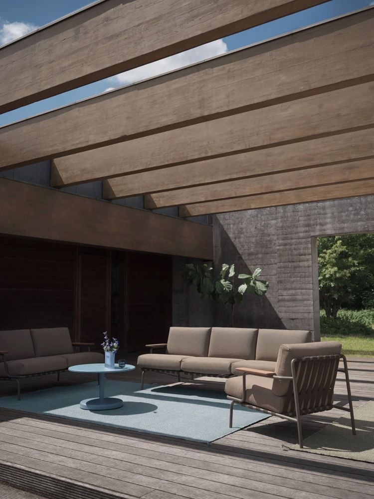 /cdn-cgi/image/width=1500,quality=85,format=auto/globalassets/content-media/images/accessories/rugs/settle-sofa-3-2-lounge-chair-ribbed-weave-5-taupe-ply-rug-recycled-polyester-light-blue-ridge-vase-16-glass-muuto-low-res.jpg