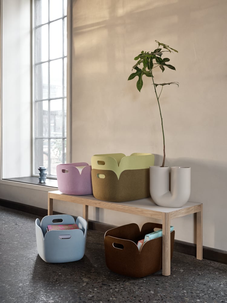 /cdn-cgi/image/width=1500,quality=85,format=auto/globalassets/content-media/images/accessories/storage/restore-basket-light-blue-dusty-lilac-beige-green-brown-green-dark-brown-workshop-coffee-table-warm-grey-oak-kink-vase-muuto-org.png