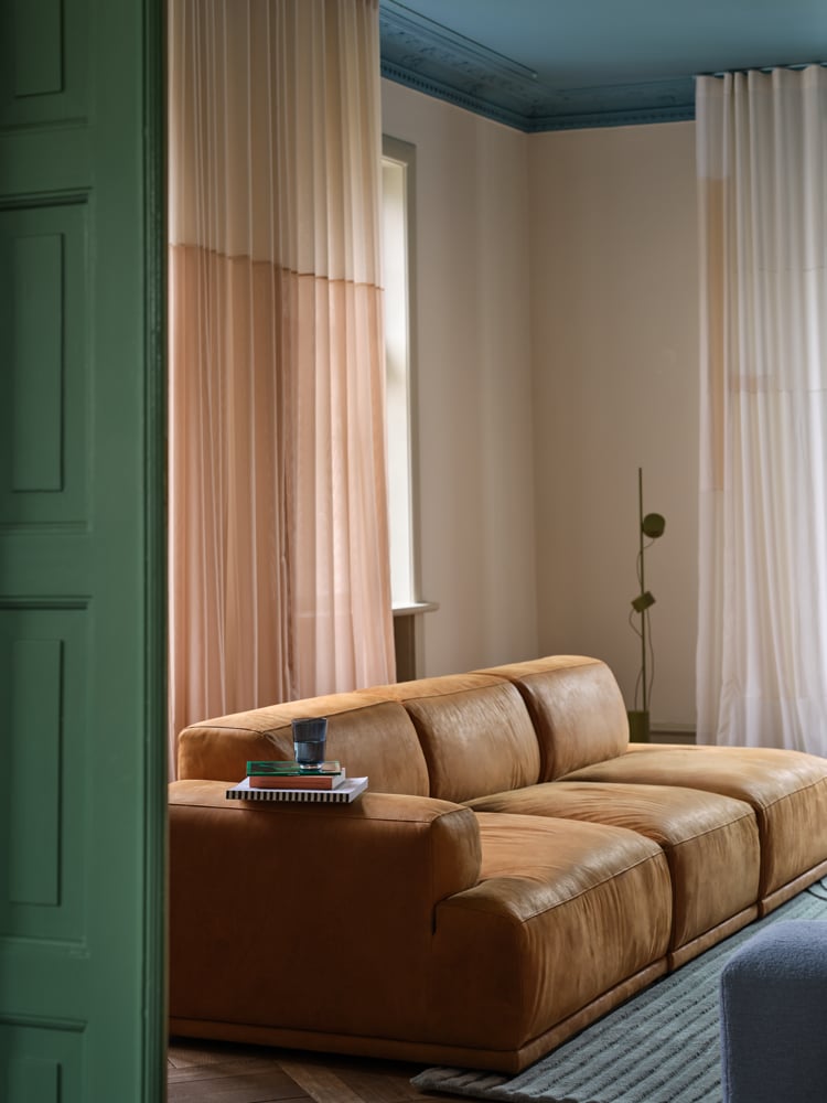 /cdn-cgi/image/width=1500,quality=85,format=auto/globalassets/content-media/images/design-days/work-lounge/connect-soft-grace-leather-cognac-relevo-sage-green-post-floor-brown-green-echo-hearth-12-muuto-org.png