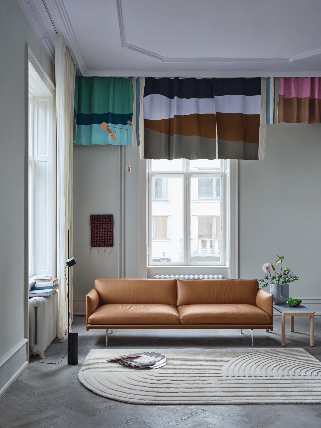 outline-3-seater-cognac-leather-alu-relevo-rug-off-white-couple-1-wavy-pale-blue-oak-post-floor-wave-tray-muuto-org