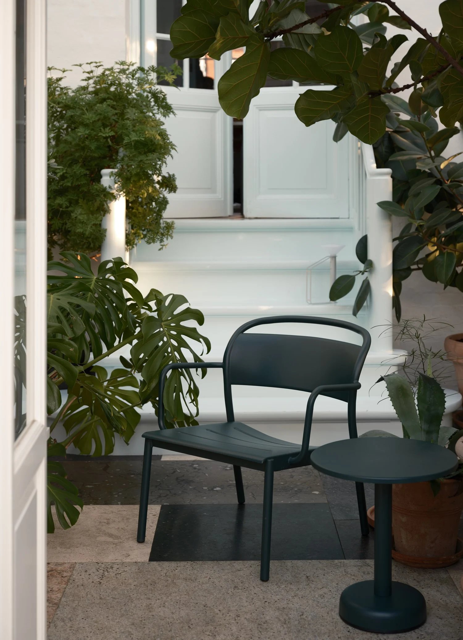 /cdn-cgi/image/width=1500,quality=85,format=auto/globalassets/content-media/images/designer/thomas-bentzen/slider-4/linear-steel-lounge-armchair-coffee-table-42-h47-dark-green-piton-alu-muuto-org1.jpg