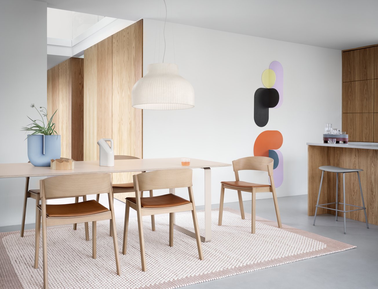 cover-side-chair-oak-cognac-refine-leather-70-70-table-sand-strand-pendant-lamp-kink-vase-muuto-org.png