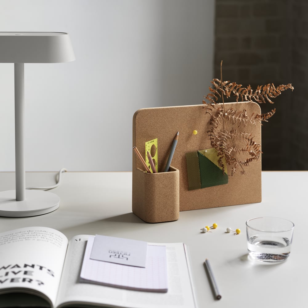 /cdn-cgi/image/width=1500,quality=85,format=auto/globalassets/content-media/images/materials/surfaces/story-pinboard-linear-table-lamp-workshop-table-oak-warm-grey-fiber-side-twill-weave-620-11-square.png