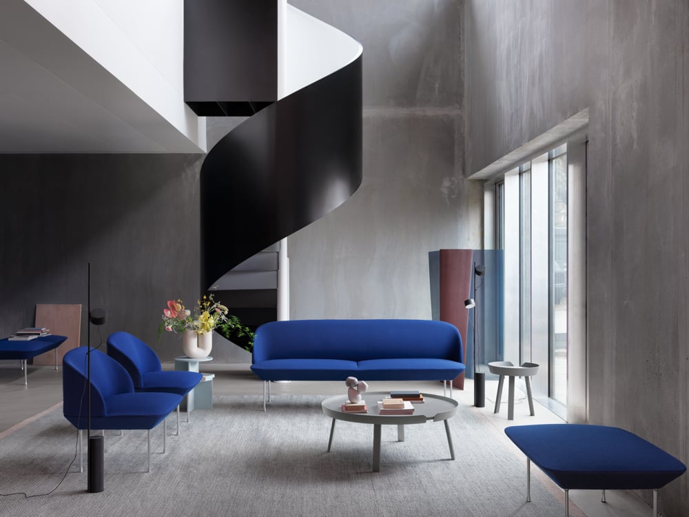 /cdn-cgi/image/width=1500,quality=85,format=auto/globalassets/content-media/images/materials/textiles/oslo-3-seater-lounge-pouf-bench-vidar-772-chrome-around-table-post-floor-lamp-kink-vase-muuto-org.png