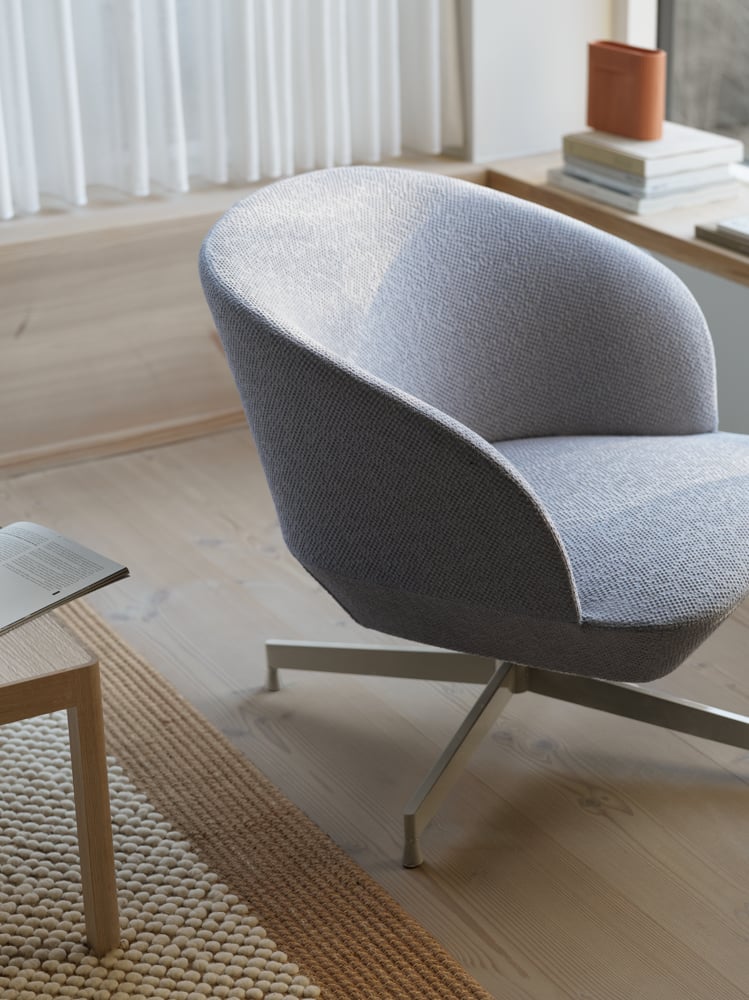/cdn-cgi/image/width=1500,quality=85,format=auto/globalassets/content-media/images/materials/textiles/oslo-lounge-chair-colline-737-swivel-base-grey-workshop-coffee-table-oak-pebble-rug-pale-rose-ridge-vase-16-5-terracotta-org.png