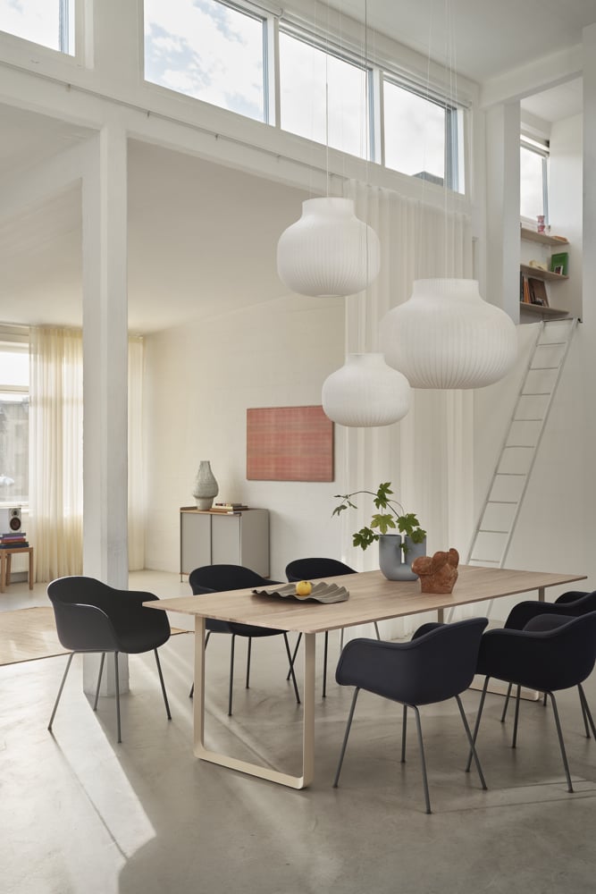 /cdn-cgi/image/width=1500,quality=85,format=auto/globalassets/content-media/images/pdp/7070-table/strand-o80-o60-o45-fiber-armchair-tube-anthracite-black-balder-792-70-70-255x108-oak-sand-enfold-oak-grey-ply-170x240-burnt-orange-echo-steelcut-820-muuto-org-23-roll-up-image.png