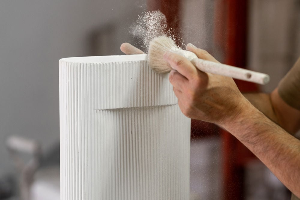 /cdn-cgi/image/width=1500,quality=85,format=auto/globalassets/content-media/images/pdp/coil/ridge-vase---factory-visit---5-32-standard-photo.jpg