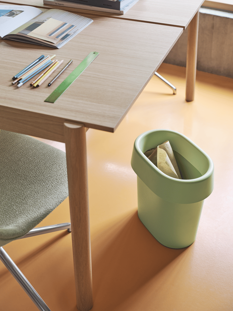 /cdn-cgi/image/width=1500,quality=85,format=auto/globalassets/content-media/images/pdp/reduce-paper-bin/reduce-paper-bin-light-green-linear-system-oak-fiber-side-ecriture-910-swivel-muuto-org.png