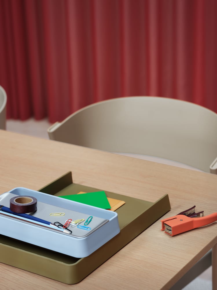 arrange-tray-brown-green-light-blue-cover-side-dark-beige-linear-system-table-oak-muuto-org