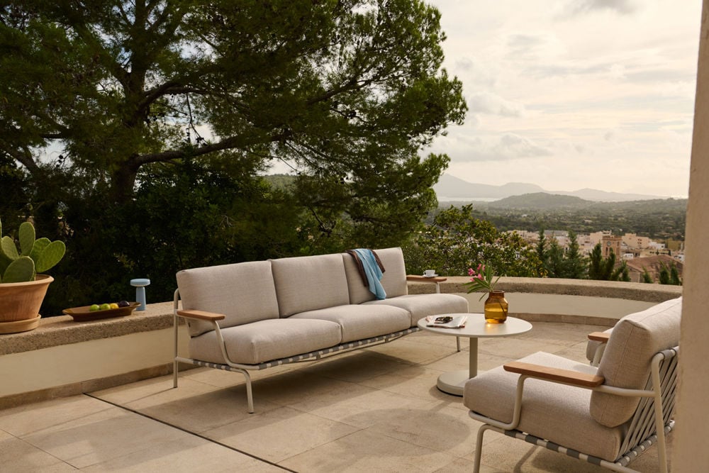 /cdn-cgi/image/width=1500,quality=85,format=auto/globalassets/content-media/images/plp/furniture/outdoor/settle-3-seater-1-seater-laze-1-grey-1-low-res-3.jpg