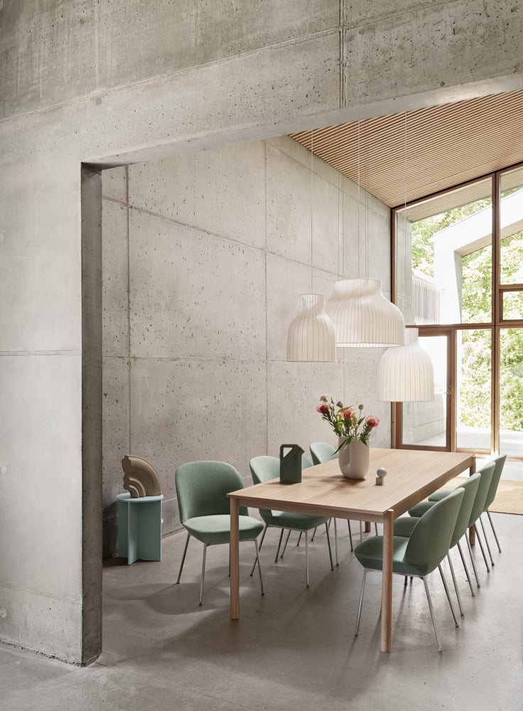 /cdn-cgi/image/width=1500,quality=85,format=auto/globalassets/content-media/images/plp/lighting/linear-wood-oak-table-oslo-side-chair-still-941-chrome-strand-pendant-lamp-halves-table-ply-rug-muuto-org.png