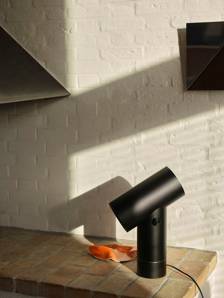 /cdn-cgi/image/width=1500,quality=85,format=auto/globalassets/content-media/images/plp/lighting/table-lamps/beam-table-lamp-45-black-gaze-mirror-30x25-low-res.jpg