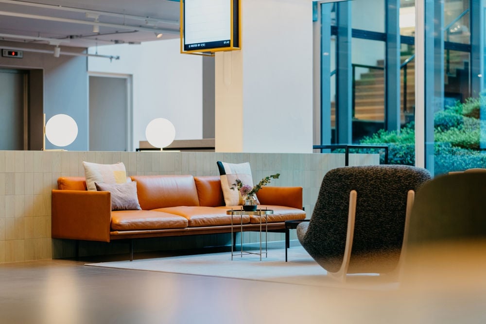 /cdn-cgi/image/width=1500,quality=85,format=auto/globalassets/content-media/images/plp/lighting/table-lamps/casa_lobby-outline-sofa-4.jpg