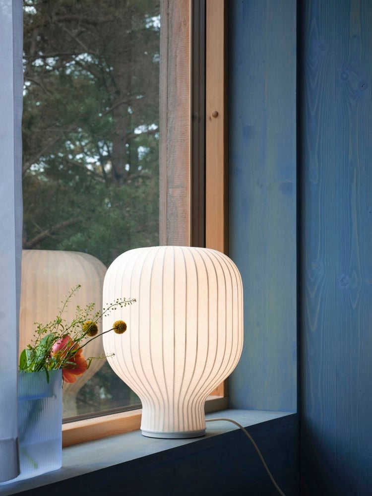 /cdn-cgi/image/width=1500,quality=85,format=auto/globalassets/content-media/images/plp/lighting/table-lamps/strand-table-lamp-ridge-vase-16-light-blue-frosted-glass-low-res.jpg