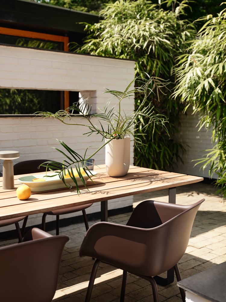/cdn-cgi/image/width=1500,quality=85,format=auto/globalassets/content-media/images/plp/outdoor/accessories/70-70-outdoor-table-sapele-mahogany-anthracite-black-fiber-outdoor-armchair-brown-red-mere-light-green-kink-sand-ease-taupe-muuto-org.tif.png