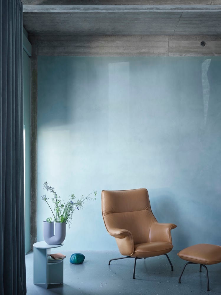 doze-lounge-chair-ottoman-cognac-leather-anthracite-black-halves-side-table-sage-green-kink-vase-light-blue-muuto-med-res