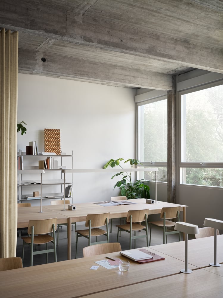/cdn-cgi/image/width=1500,quality=85,format=auto/globalassets/content-media/images/plp/storage/modular-storage/linear-system-modular-table-config-2-oak-loft-chair-dusty-green-linear-mounted-lamp-grey-compile-config-8-grey-v2-muuto-org.png