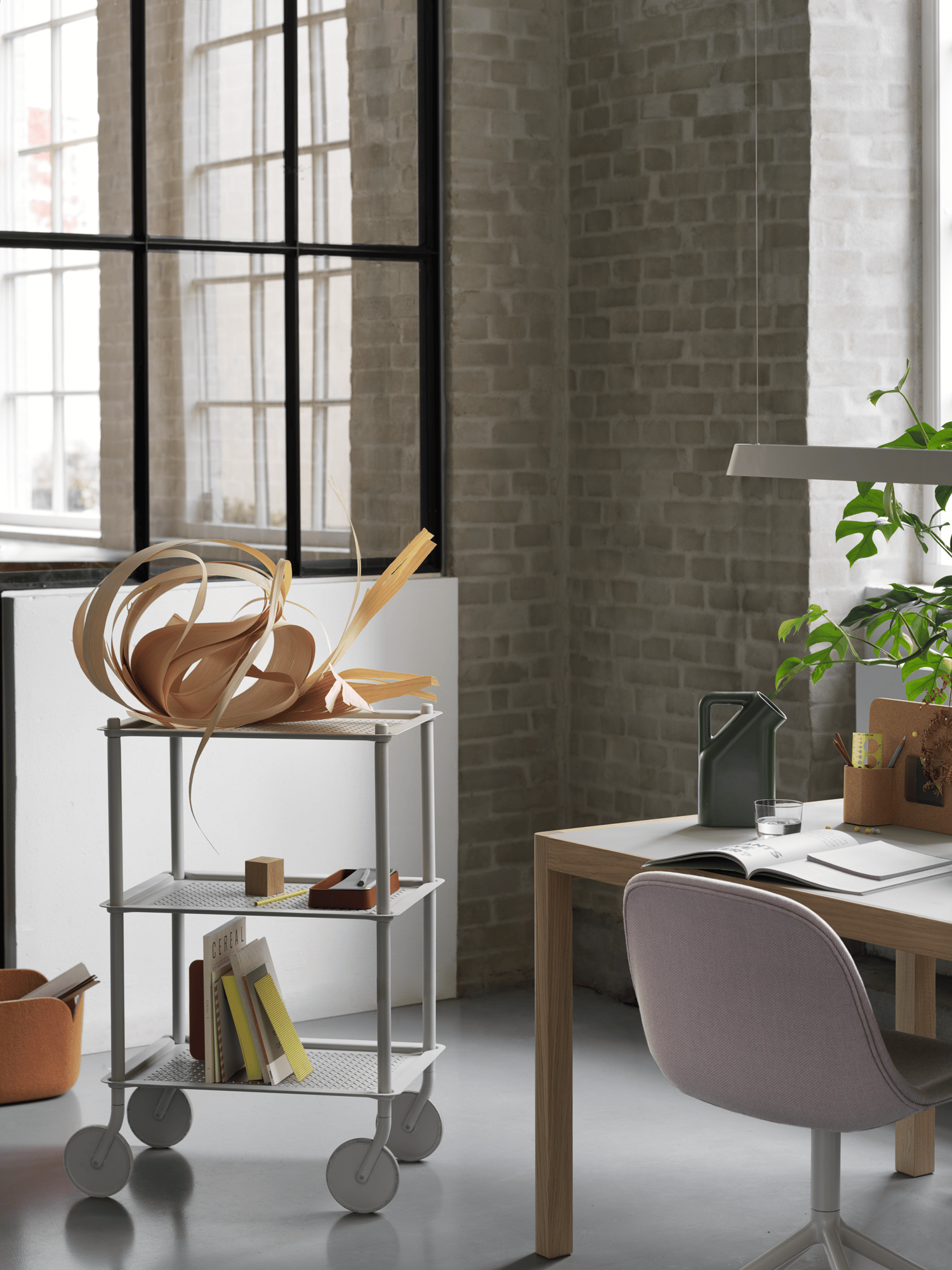 /cdn-cgi/image/width=1500,quality=85,format=auto/globalassets/content-media/images/plp/storage/office-storage/flow-trolley-3-layer-grey-workshop-table-oak-warm-grey-fiber-side-swivel-twill-weave-620-story-pinboard-linear-pendant-muuto-2-1.png