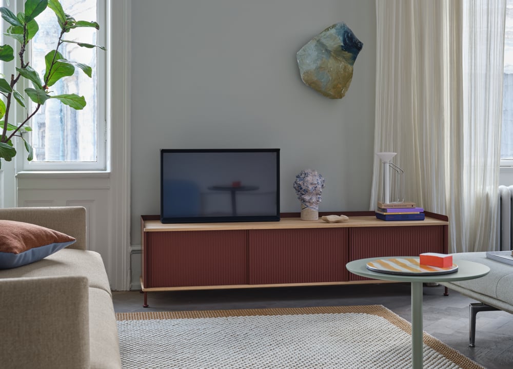 /cdn-cgi/image/width=1500,quality=85,format=auto/globalassets/content-media/images/plp/storage/sideboards/enfold-186x45-h48-oak-deep-red-piton-outline-3-seater-ecriture-240-mingle-outline-daybed-ecriture-910-pebble-burnt-orange-soft-side-muuto-org.png