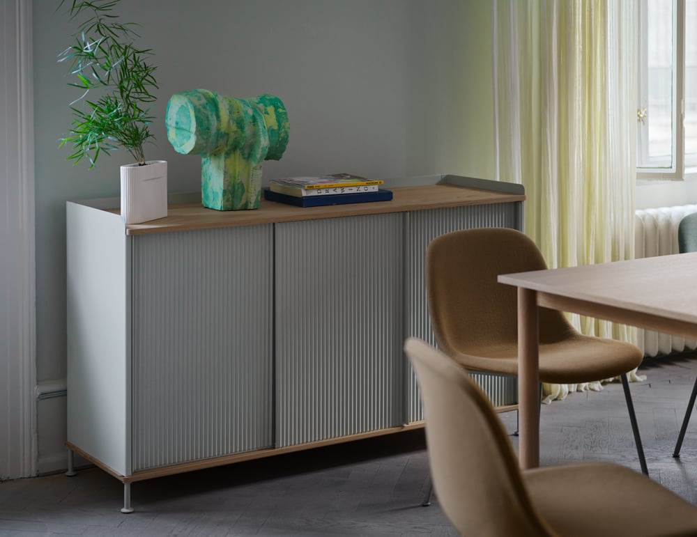 /cdn-cgi/image/width=1500,quality=85,format=auto/globalassets/content-media/images/plp/storage/sideboards/enfold-sideboard-148x45-h85-oak-grey-ridge-vase-fiber-side-tube-grey-hallingdal-224-fiord-721-linear-table-oak-muuto-org.png