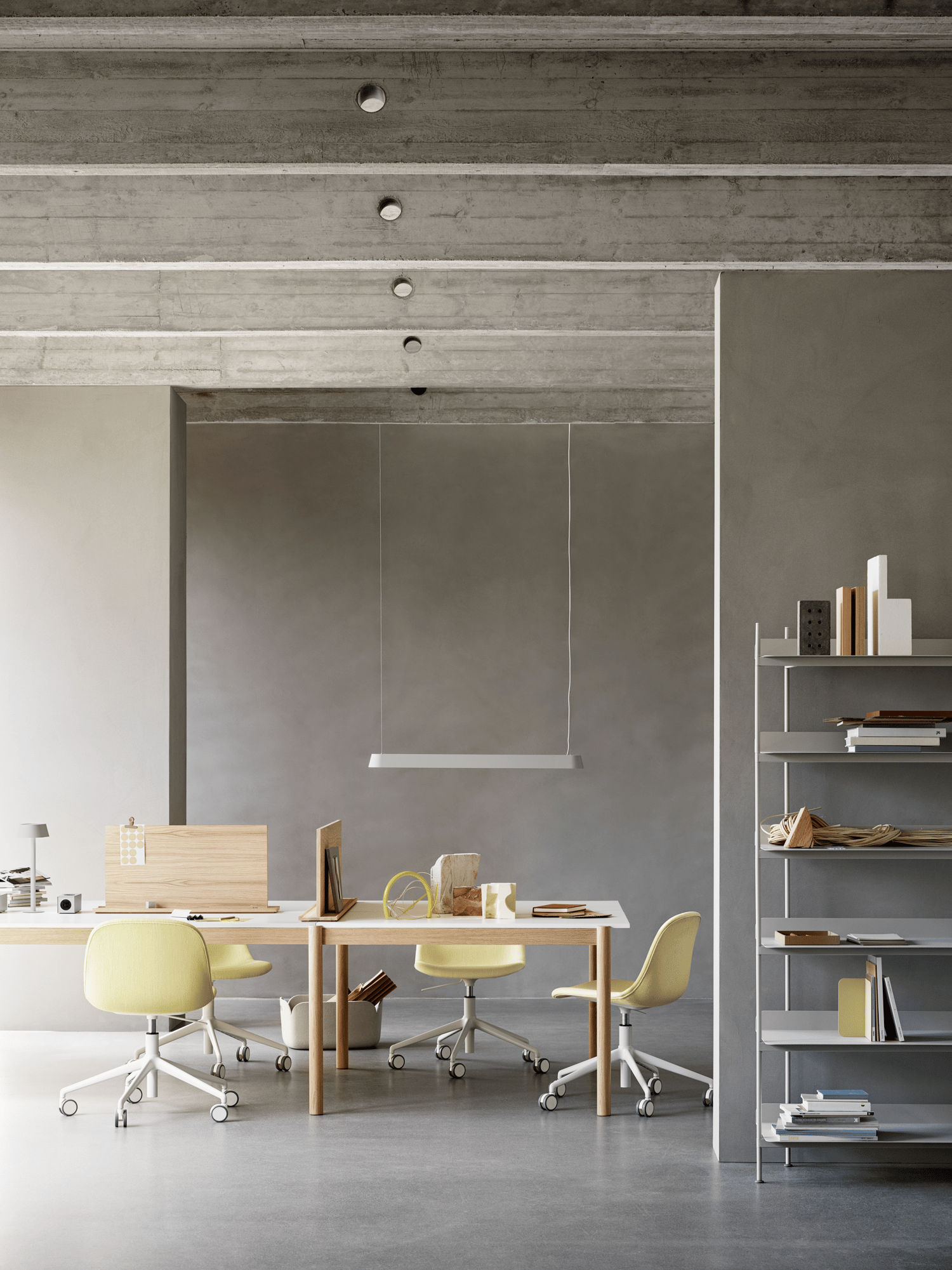 /cdn-cgi/image/width=1500,quality=85,format=auto/globalassets/content-media/images/plp/tables/table-systems/linear-system-modular-table-config-1-white-laminate-oak-fiber-side-swivel-castors-balder-432-linear-lamp-screens-compile-v2-muuto-org.png