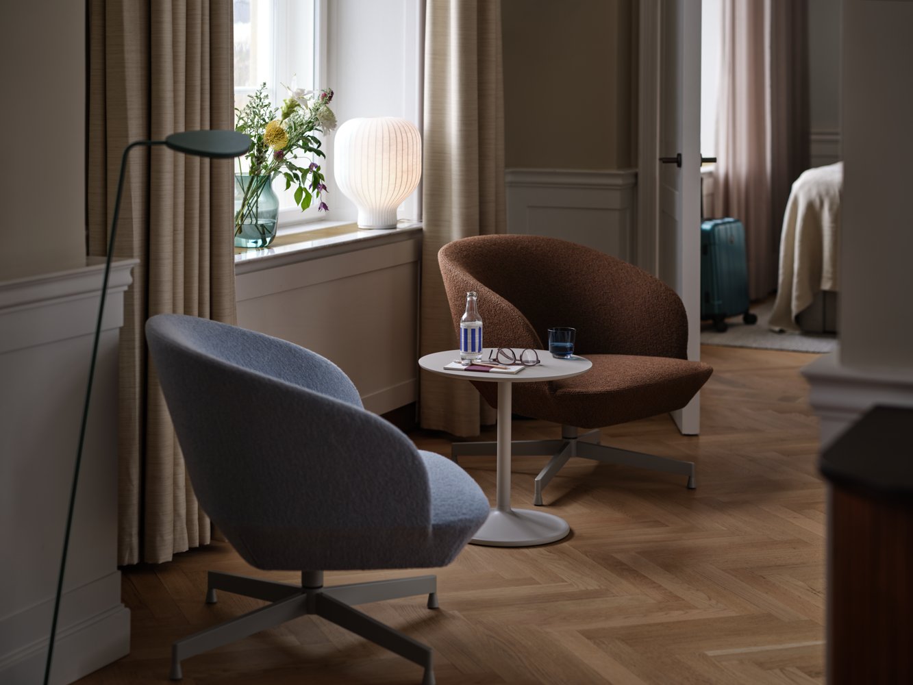 oslo-lounge-swivel-hearth-004-012-grey-soft-side-48-h48-grey-strand-table-lamp-muuto-org.png
