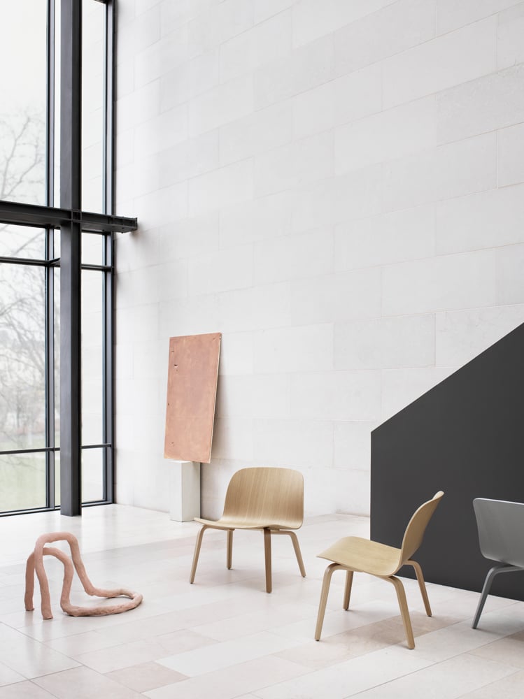 /cdn-cgi/image/width=1500,quality=85,format=auto/globalassets/content-media/images/products/shop-by-family/visu-chair-family/visu-lounge-chair-oak-grey-muuto-org.png