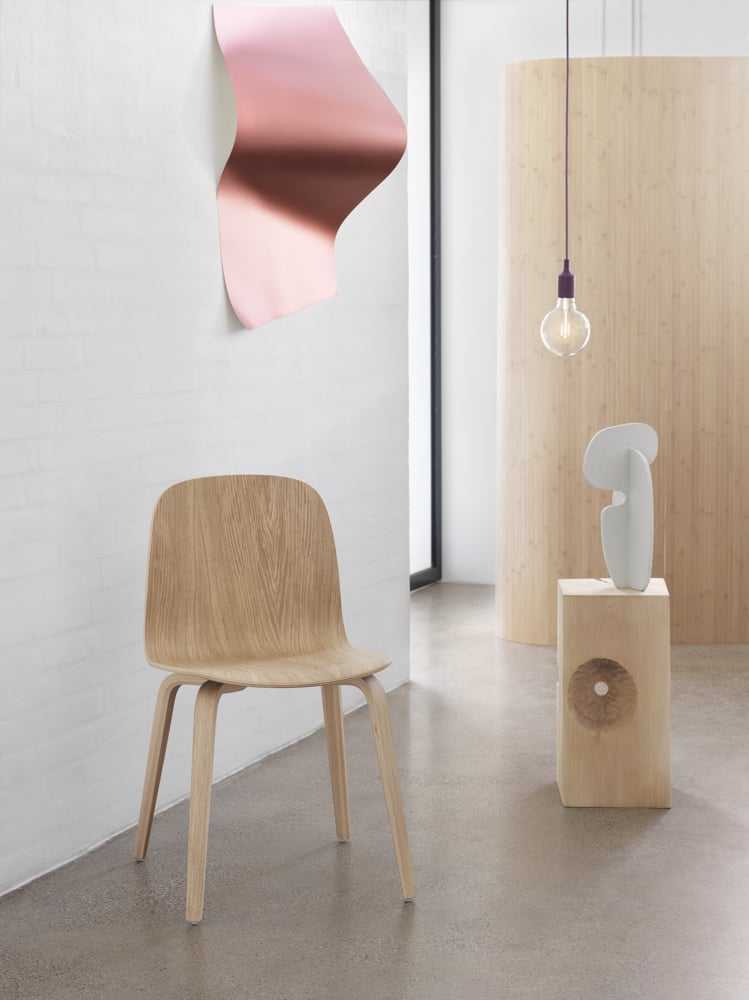 /cdn-cgi/image/width=1500,quality=85,format=auto/globalassets/content-media/images/products/shop-by-family/visu-chair-family/visu-wood-base-e27-burgundy-muuto-org.png