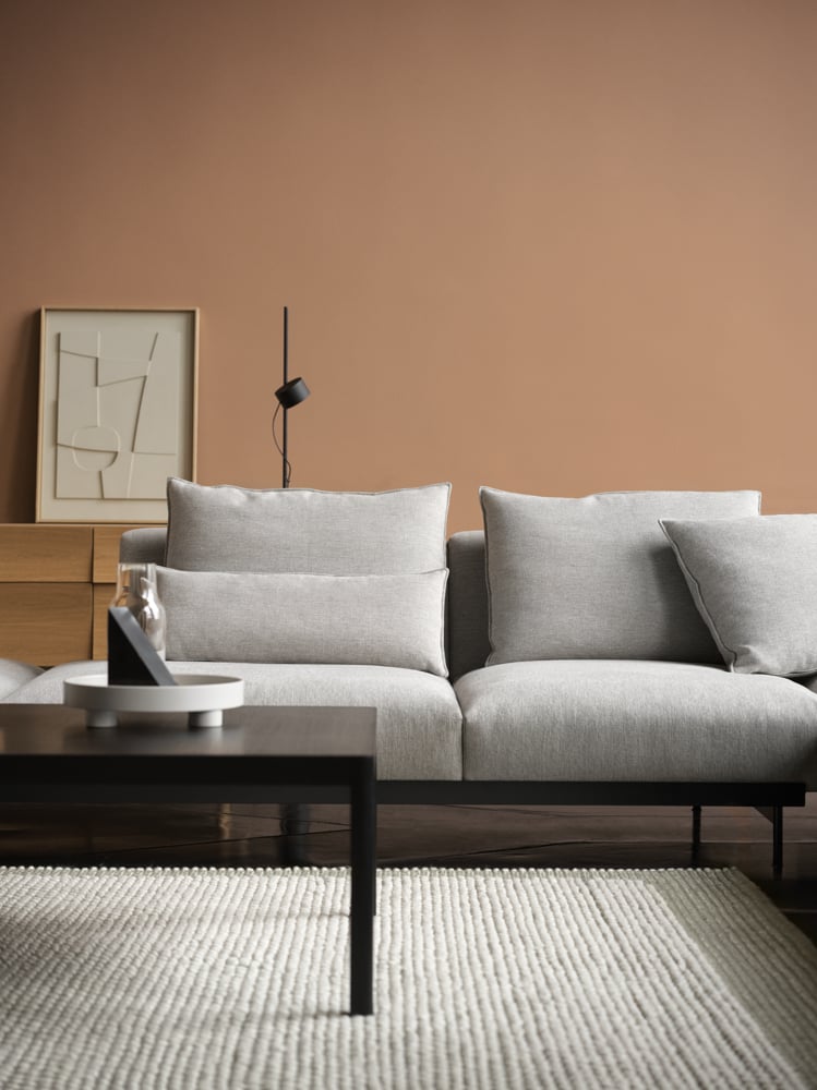 in-situ-sofa-clay-12--pebble-rug-light-grey-workshop-black-platform-muuto-org.png