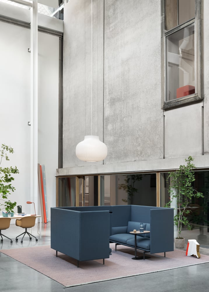 /cdn-cgi/image/width=1500,quality=85,format=auto/globalassets/content-media/images/products/sofas/highback/outline-highback-panel-vidar-733-relate-strand-lamp-fiber-arm-chair-ply-rug-tub-jug-leaf-muuto-org.png