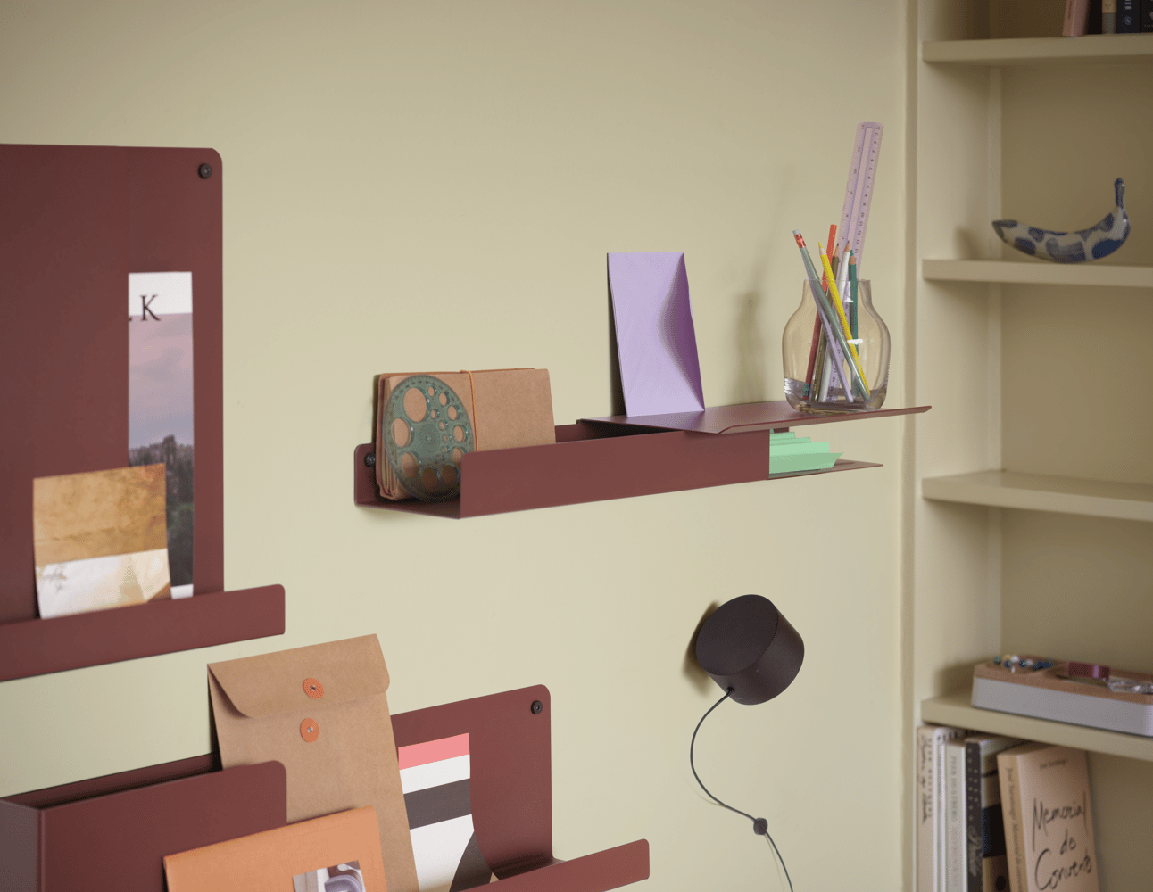 /cdn-cgi/image/width=1500,quality=85,format=auto/globalassets/content-media/images/spaces/home-office/folded-shelves-deep-red-silent-vase-11-clear-post-wall-lamp-arrange-grey-muuto-org.png