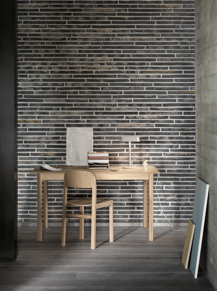 /cdn-cgi/image/width=1500,quality=85,format=auto/globalassets/content-media/images/spaces/home-office/linear-wood-table-140-workshop-chair-linear-table-lamp-grey-arrange-grey-terracotta-muuto-org.png