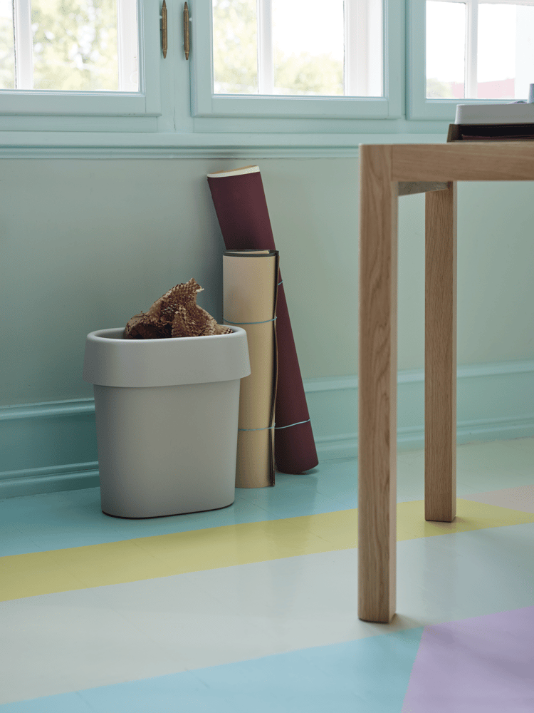 /cdn-cgi/image/width=1500,quality=85,format=auto/globalassets/content-media/images/spaces/home-office/reduce-paper-bin-grey-workshop-table-oak-muuto-org.png